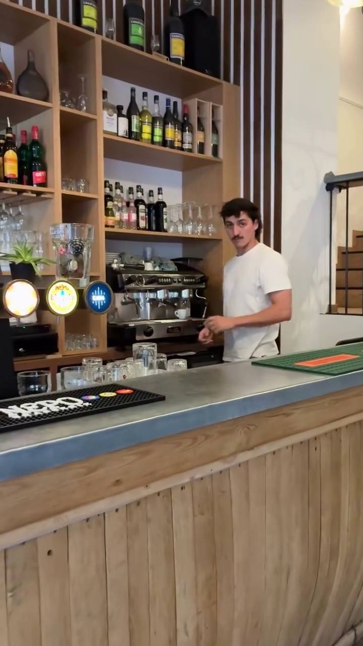 Basil smash préparé au bar