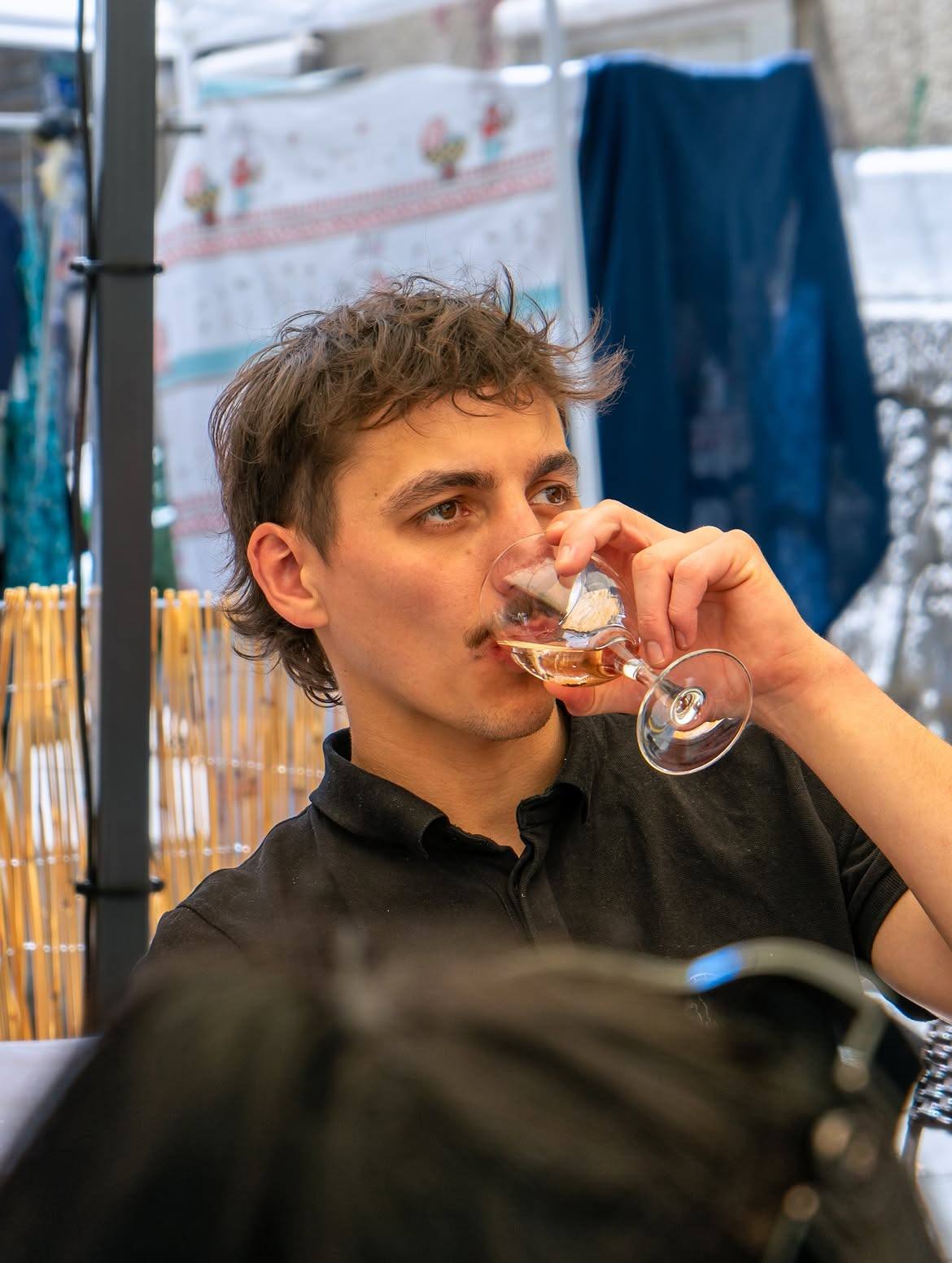 Dégustation d'un verre en terrasse