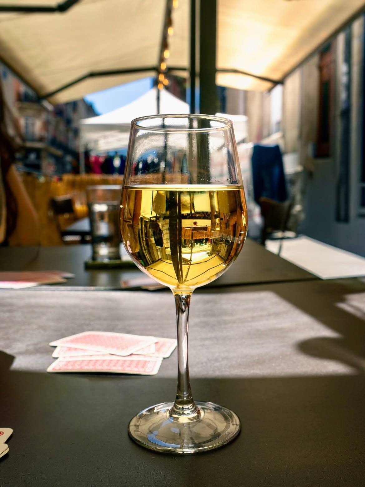 Verre de vin blanc en terrasse
